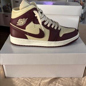 Air Jordan 1 Mid SE WMNS